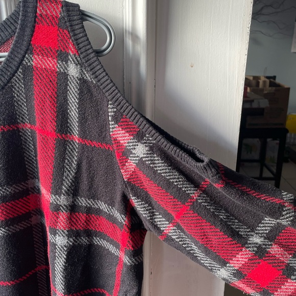 🎁 2/$40 🎁 Cold Shoulder Plaid Holiday Sweater 🎄 - Picture 3 of 3